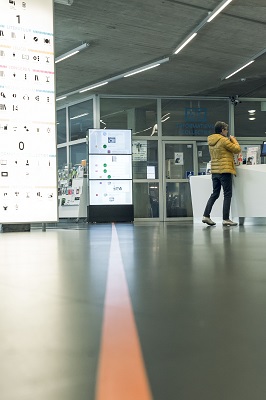 Lijn op de vloer duidt het tentoonstellingspad aan