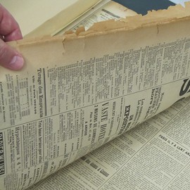 Historische kranten met afbrokkelende randen