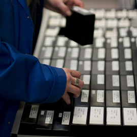 Lade van een magazijnkast met kranten op microfilm