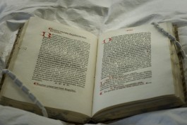 Openliggende incunabel op een boekenkussen