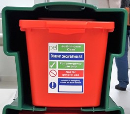 Rode plastic box met opschrift Disaster preparedness kit