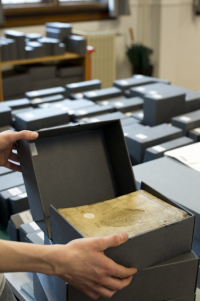 Oude druk wordt verpakt in zuurvrije doos