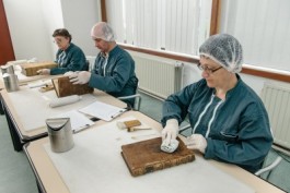 Afstoffen van de platten met een doek