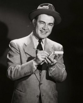 Een zwart-witfoto van een typische journalist enkele decennia geleden