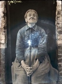 foto van oude vrouw met toverstaf die glittert