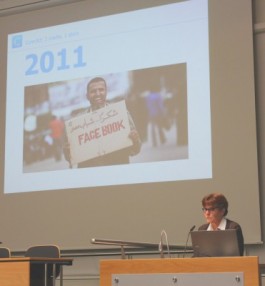 Vrouw voor Powerpoint-slide met foto van de Arabische Lente 2011