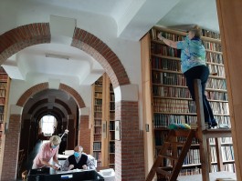 Vrijwilligers aan het werk in de bibliotheek van de Abdij van Postel
