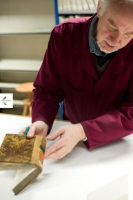 Man aan het werk in het conserveringsatelier van de Openbare Bibliotheek Brugge