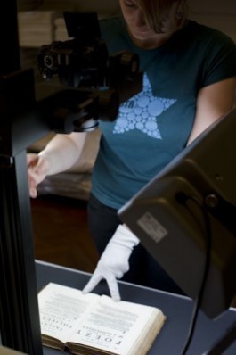 Het digitaliseren van de collectie oude drukken is één van de prioriteiten van de Universiteitsbibliotheek Antwerpen. Aan de hand van een handige opstelling in de leeszaal kunnen de boeken op een snelle en efficiënte manier gedigitaliseerd worden en de afbeeldingen onmiddellijk opgeladen worden in de online catalogus. | Universiteitsbibliotheek Antwerpen | © Vlaamse Erfgoedbibliotheek – Fotografie: Stefan Tavernier Scannen van oude drukken