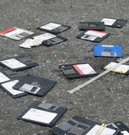 Foto: Jonathan Harford (Flickr) Weggegooide floppy disks op straat