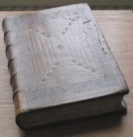 In leer gebonden boek uit kerkelijke collecite