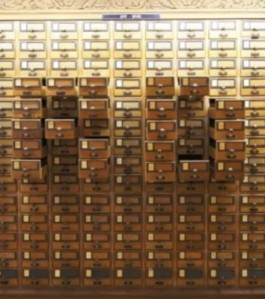 Letters R en D gevormd met uitgetrokken cataloguslades
