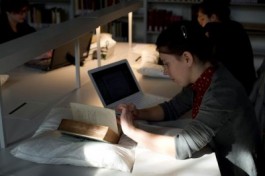 Studenten aan het werk in de leeszaal Historische Collecties in de bibliotheek Stadscampus van de Universiteit Antwerpen | © Vlaamse Erfgoedbibliotheek – Fotografie: Stefan Tavernier Leeszaal Historische Collecties in de bibliotheek Stadscampus van de Universitei