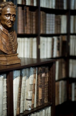Grote bibliotheek met houten buste in het Museum Plantin-Moretus/Prentenkabinet 