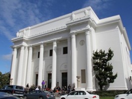 Kerkgebouw met neoclassisistische gevel