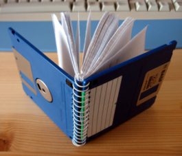 Foto: Jan Kalab (Flickr) Notitieboekje met diskettes als omslag
