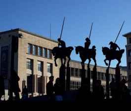 Koninklijke Bibliotheek van België - Foto: Gwenael Piaser (Flickr) Standbeelden van ruiters met lansen voor het gebouw van de KBR
