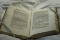 Openliggende incunabel op een boekenkussen