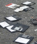 Weggegooide floppy disks op straat
