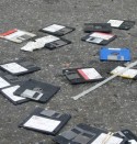 Weggegooide floppy disks op straat