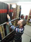 Projectmedewerker Tuur Van Hove in het krantenmagazijn van de Erfgoed­bibliothee