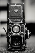 zwart wit beeld van een fototoestel