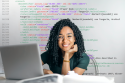 Jonge vrouw aan laptop met XML-code op de achtergrond