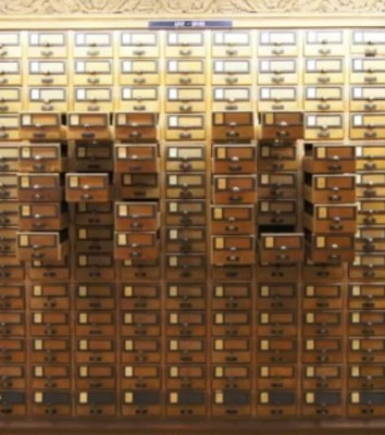 Letters R en D gevormd met uitgetrokken cataloguslades