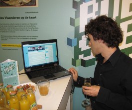 Op de Boekenbeursstand kan de website van Boekensteun worden bekeken | Foto: David Coppoolse Bezoeker van de Boekenbeurs bekijkt Boekensteun op een laptop