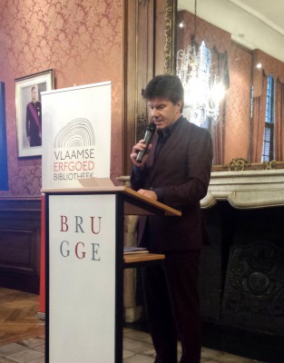 Minister Gatz aan het spreekgestoelte in het stadhuis van Brugge