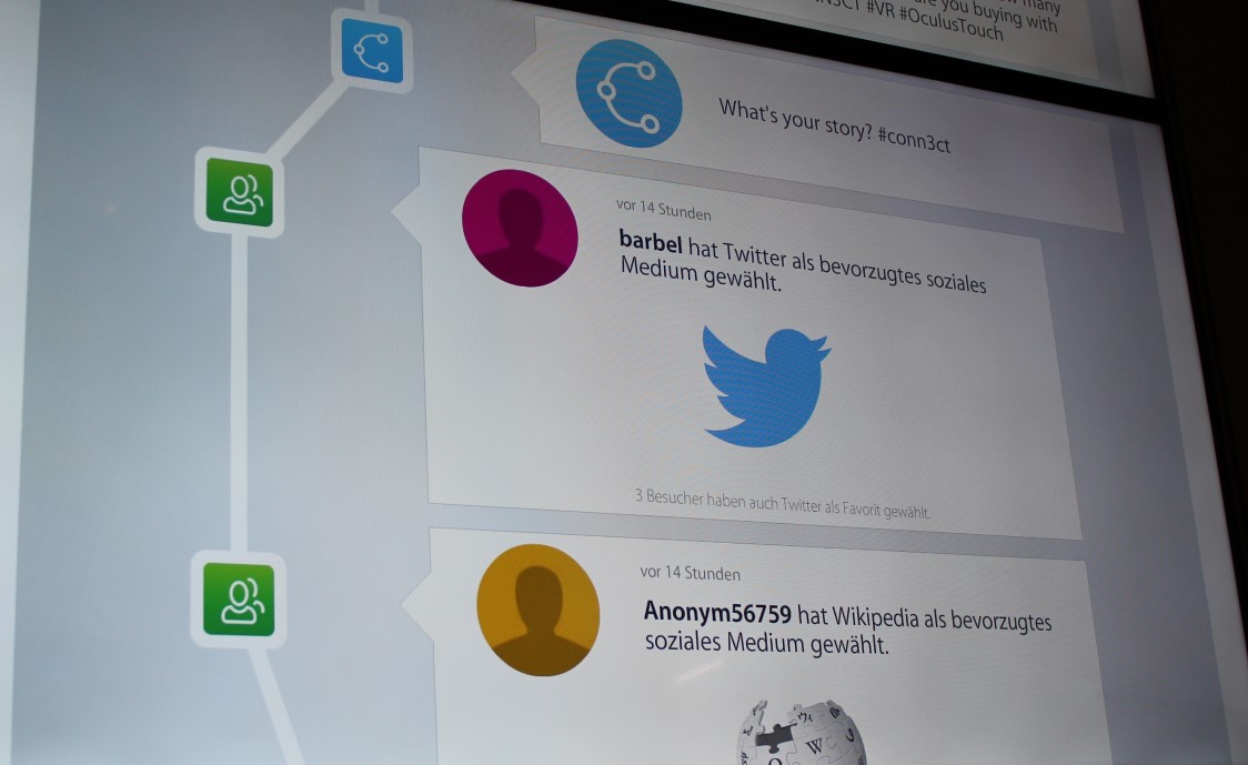 Berichten van bezoekers op een scherm in de expo