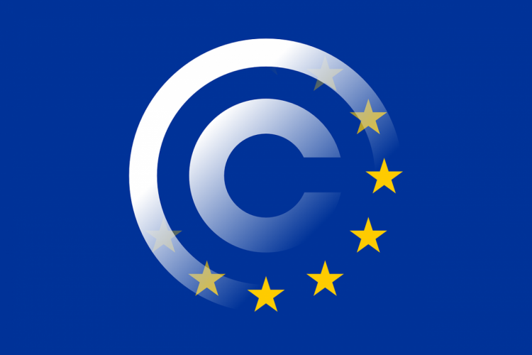 Copyrightsymbool geprojecteerd op de Europese vlag
