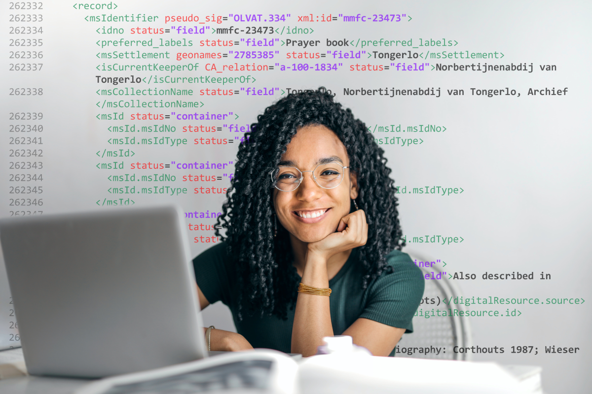 Jonge vrouw met laptop en XML-code op de achtergrond