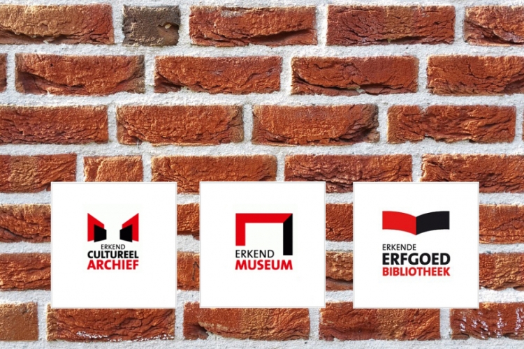 Schildjes erkende erfgoedinstellingen op een bakstenen muur